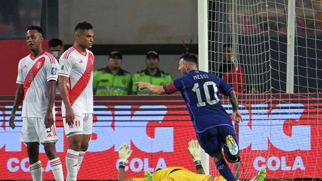 Argentina invinge Peru cu 0-2 in preliminariile CM 2026, cu Messi marcand ambele goluri. Victoria consolideaza pozitia Argentinei in fruntea clasamentului CONMEBOL.