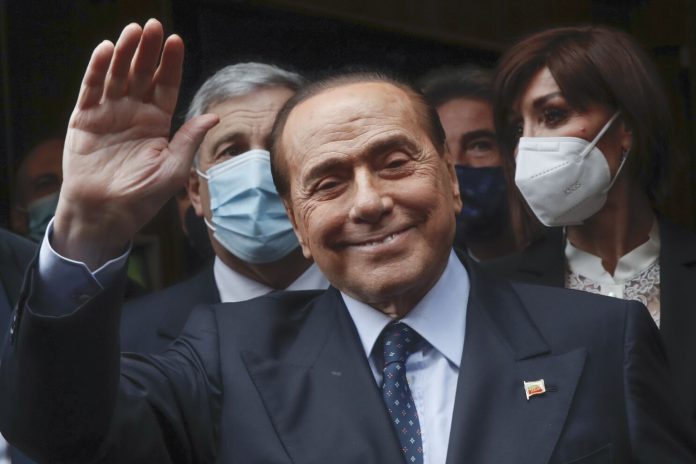Silvio Berlusconi, viata si cariera politica a unui gigant italian